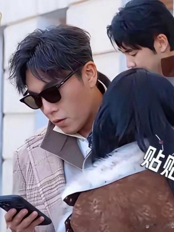 秦昊宁愿赔违约金，也要让伊能静退出浪姐。节目镜头里他冷得像个不熟的路人，一转脸就直接打给节目组，说伊