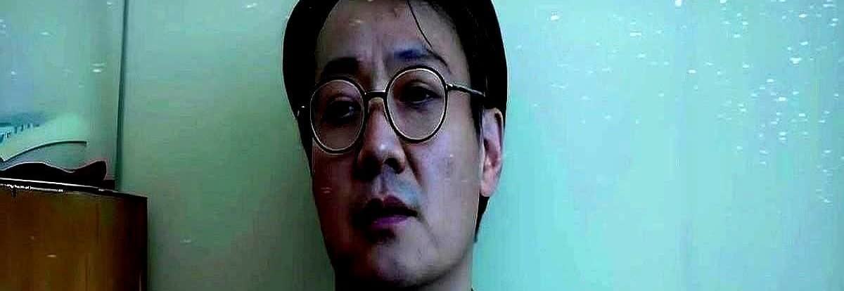 辛柏青失联后，朋友们急切寻找却无果，电话微信皆不通，家中门锁紧闭，阳台绿植显得格
