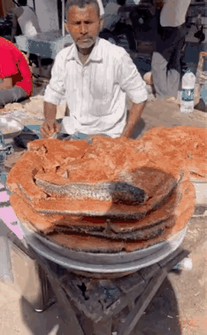 看这三哥双手制作的美食你敢吃么？我是不敢的。总在想着他……的那一幕。[捂脸