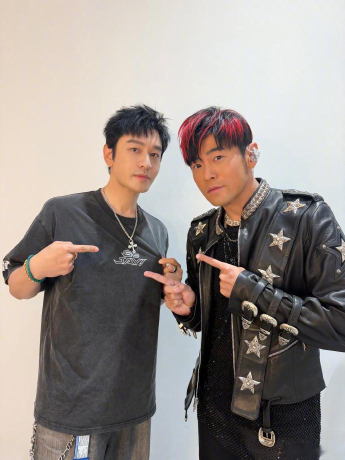 黄晓明周杰伦合照黄晓明晒出和周杰伦合照，配文：GO！JAY！👏👏👏这么