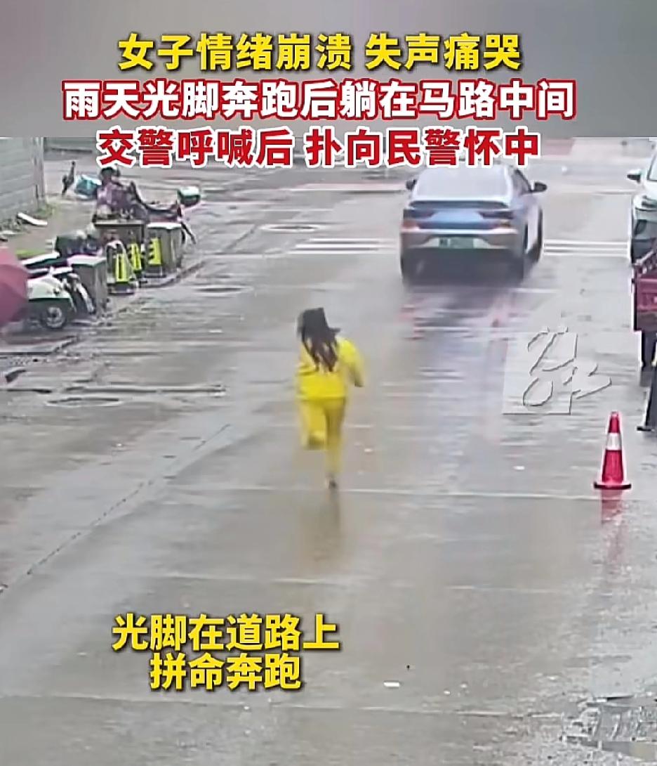 大过年的看到这个视频，一下子就流眼泪了，长沙的街头有一名穿着黄色衣服的女子，一边