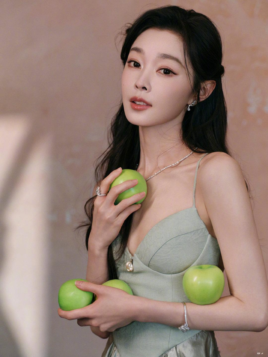 宋轶被问你跟白敬亭什么时候结婚宋轶今日在和网友互动时被贴脸问“你跟白敬亭什么时候