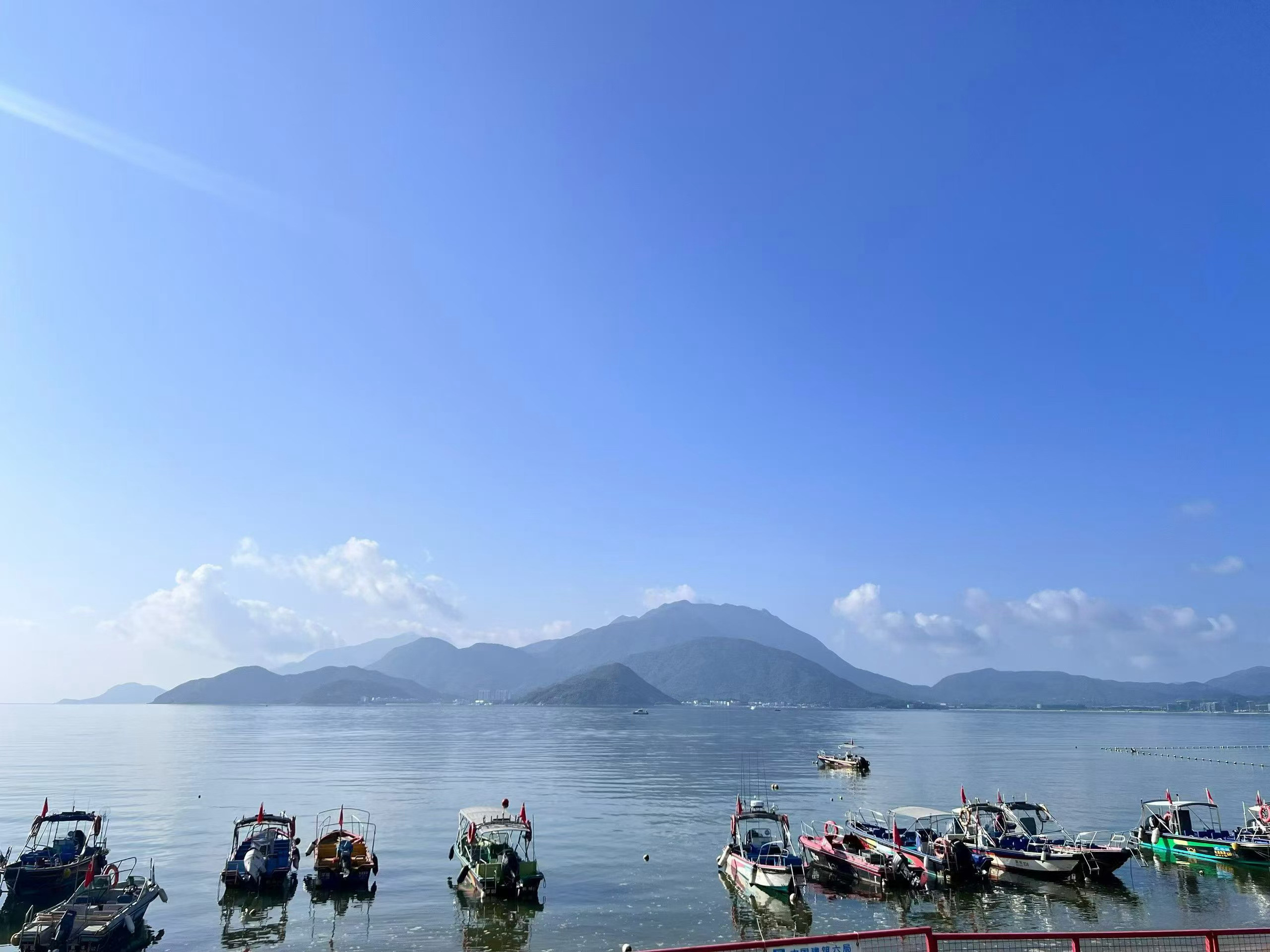 男人靠近女人是为了解决个人需求，而女人靠近男人同样是为了解决个人需求，只是男女的
