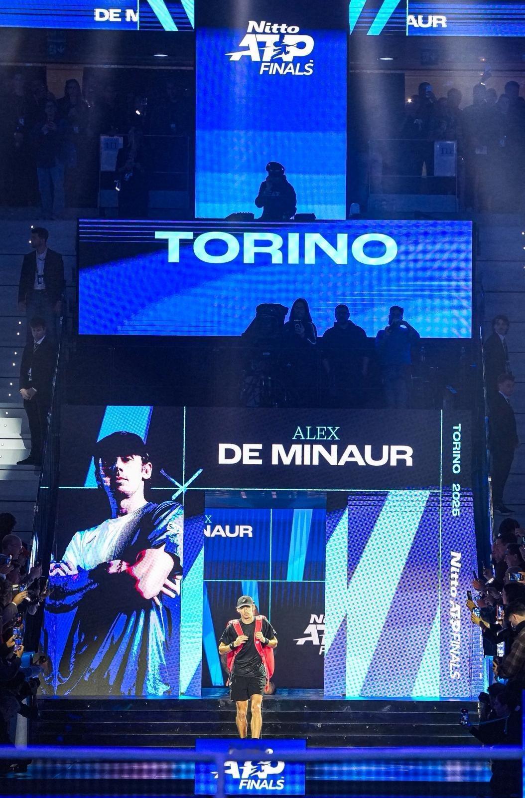 真的很难揣测德米纳尔踏上与辛纳之战时的心情。一方面，他以1胜2负的小组赛成绩突围