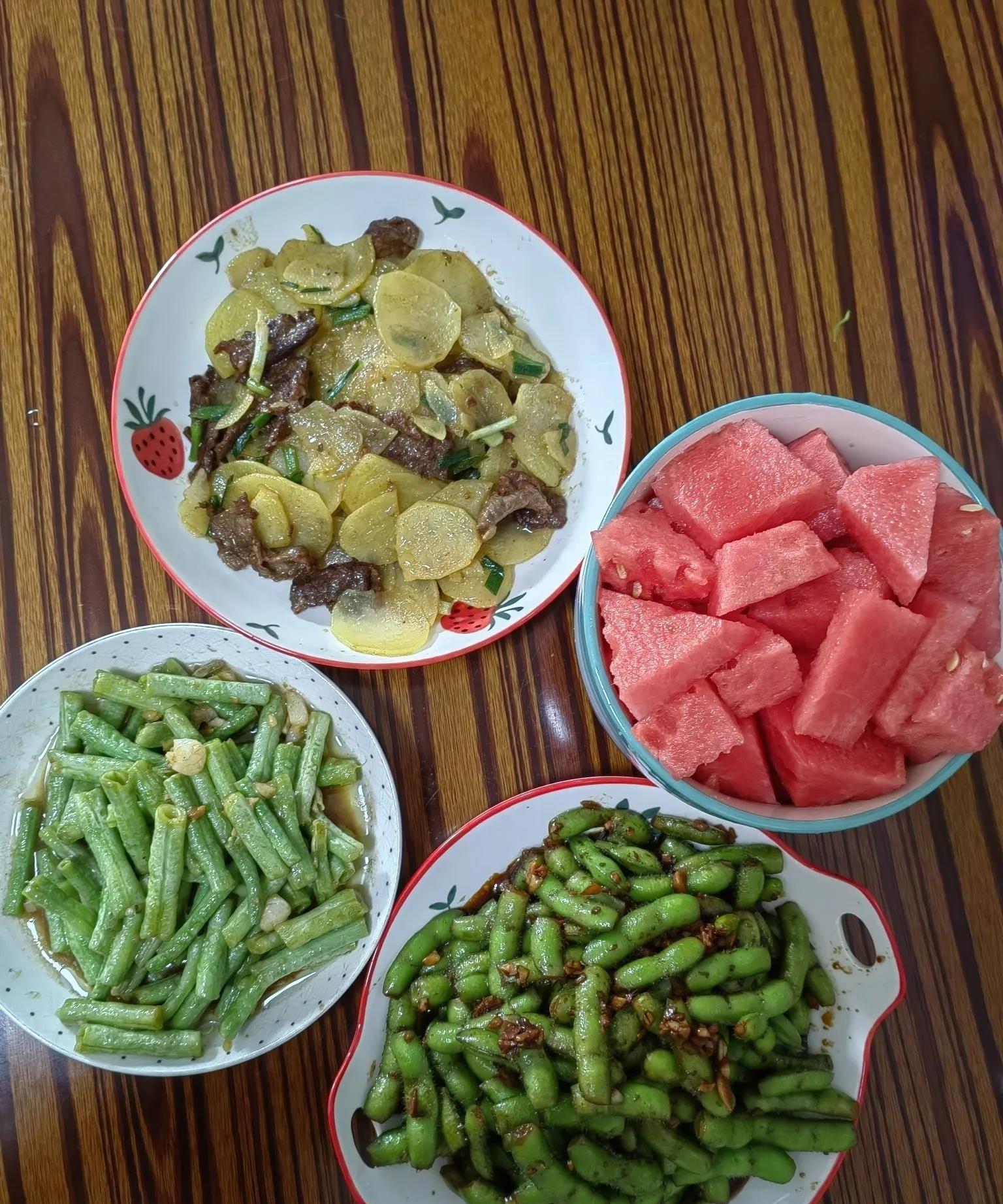 今天周末休息，在家做了几个菜，花费不到60元，吃的还干净，安逸，虽然吃得简单，总