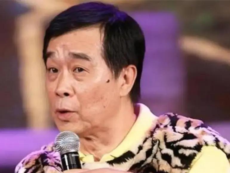 封箱大戏刚落幕，郭德纲携德云社全体弟子，齐刷刷跪在了石富宽面前。后台灯光聚焦，