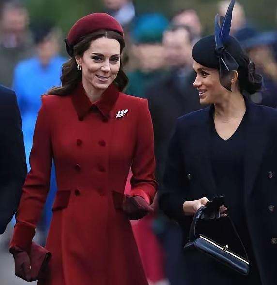 梅根别作了！赶紧握手言和吧！为何？否则“过了这村没这店”！凯特一上位，说不准