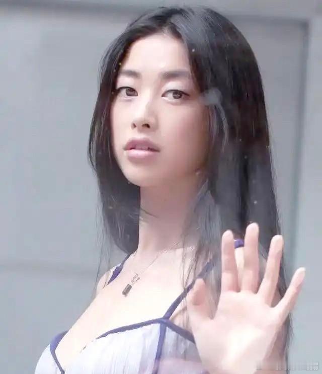 朱珠年轻时候得照片，与现在差距好大，完全不认识了！