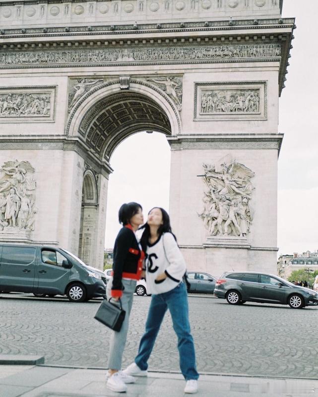 Jennie妈妈好美终于看到Jennie妈妈的路透啦！气质也太绝了吧，优雅又端