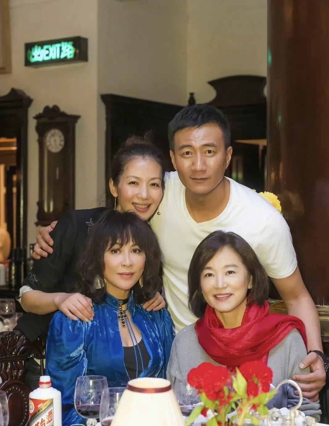 这张明星的同框合影里，即使是老了的林青霞，颜值和气质还是那么好，怎么看都比刘嘉玲