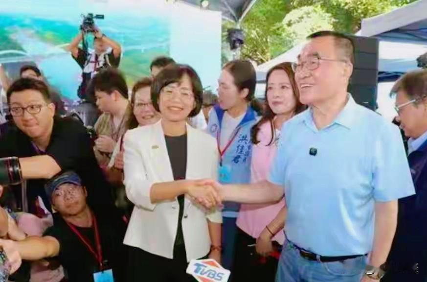 重磅！新北市长选战越打越热闹，由陈致中执掌的深绿智库近期发布民调，宣称苏巧慧以0