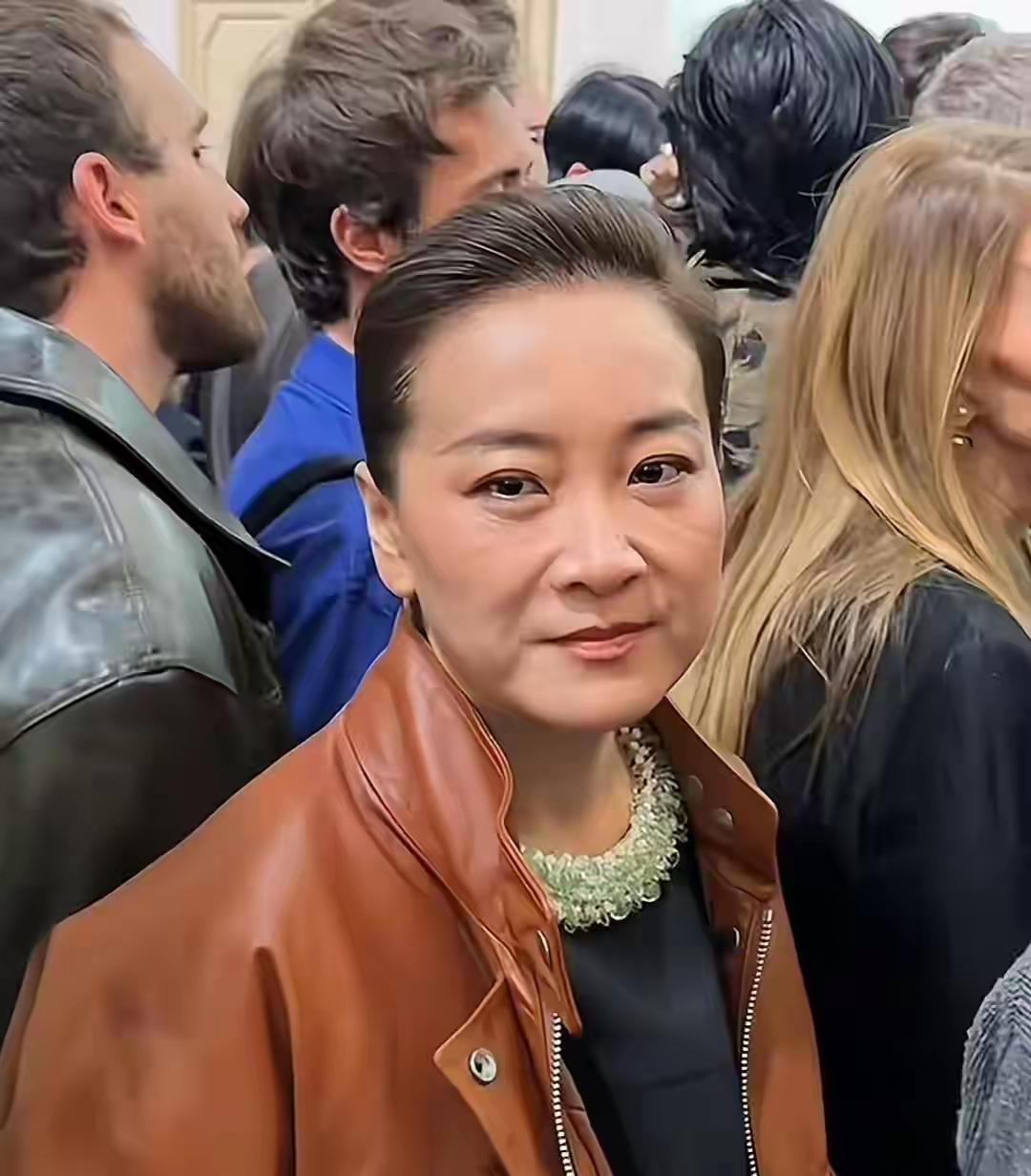 44岁的贾玲现身米兰，一出现便引发众人关注。曾经那个活跃在春晚舞台，用幽默逗乐全