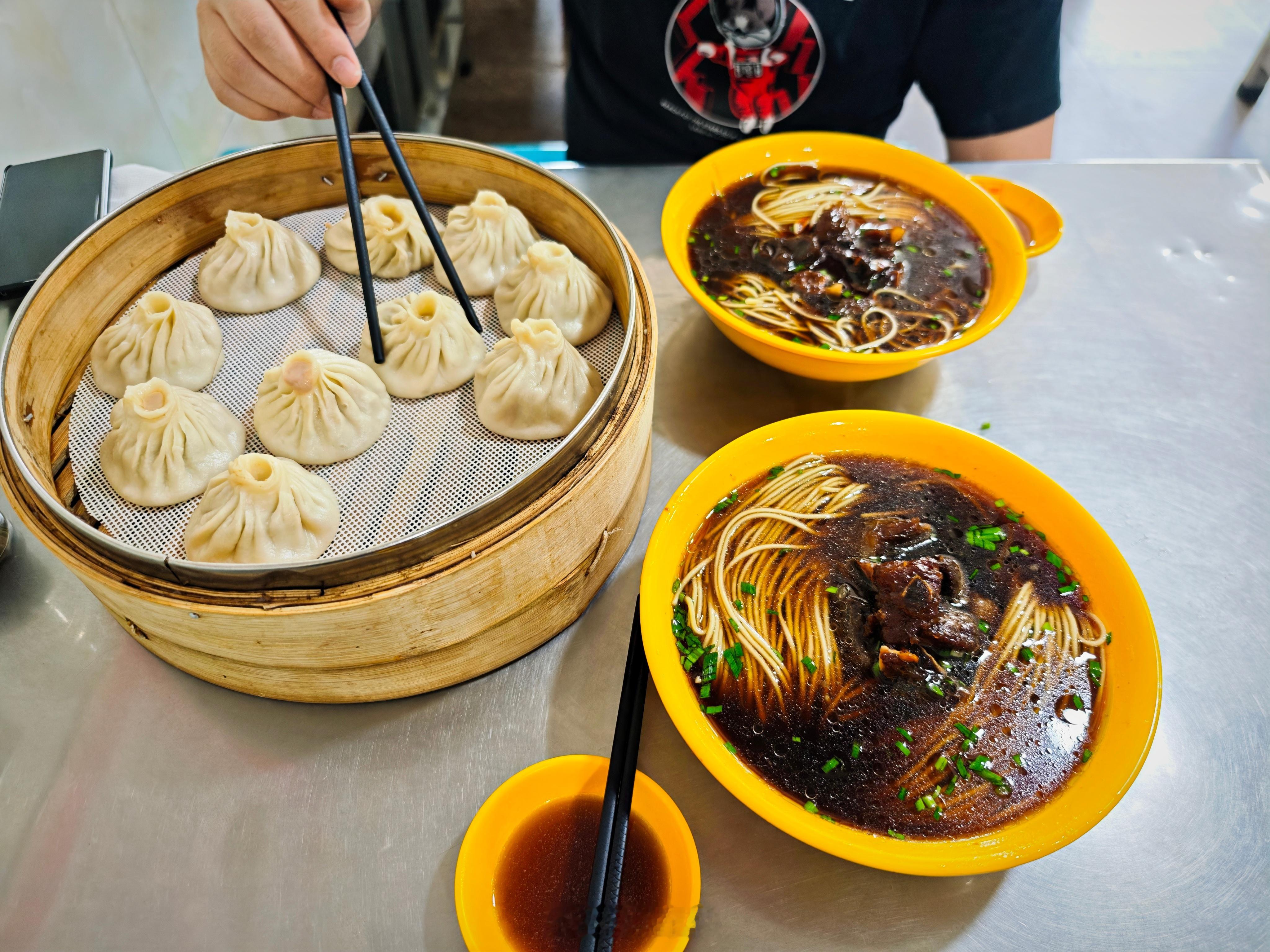 今天中午吃了两顿，一碗儿面，一碗儿粉[捂脸哭]我的美食日记​​​