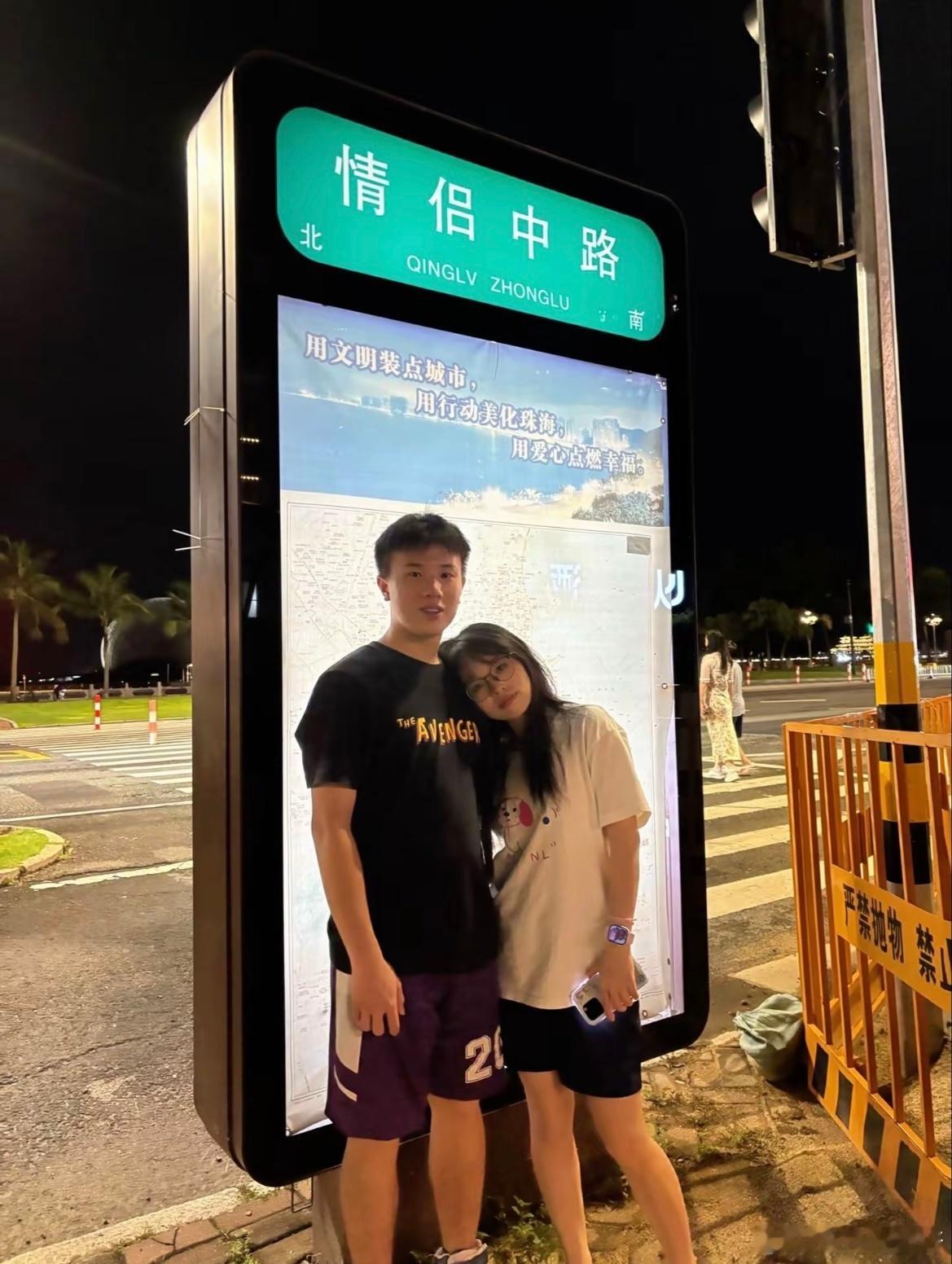 不打对抗路了我们在情侣中路亲嘴​​​