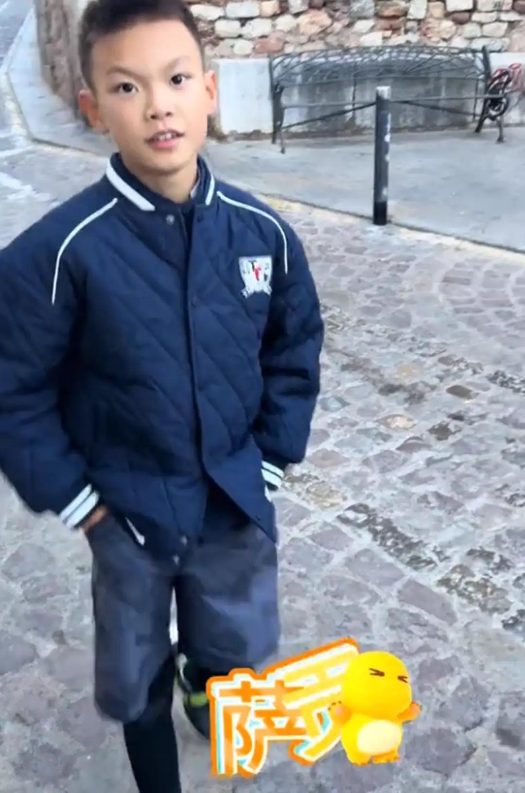 林丹妻儿西班牙游玩，9岁儿子看着能长到190，身高打网球很有优势！