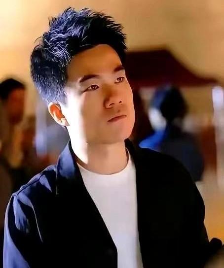 深夜刷抖音。刷到“与辉同行”的直播间。没扯着嗓子喊“家人们冲”，链接却在屏幕