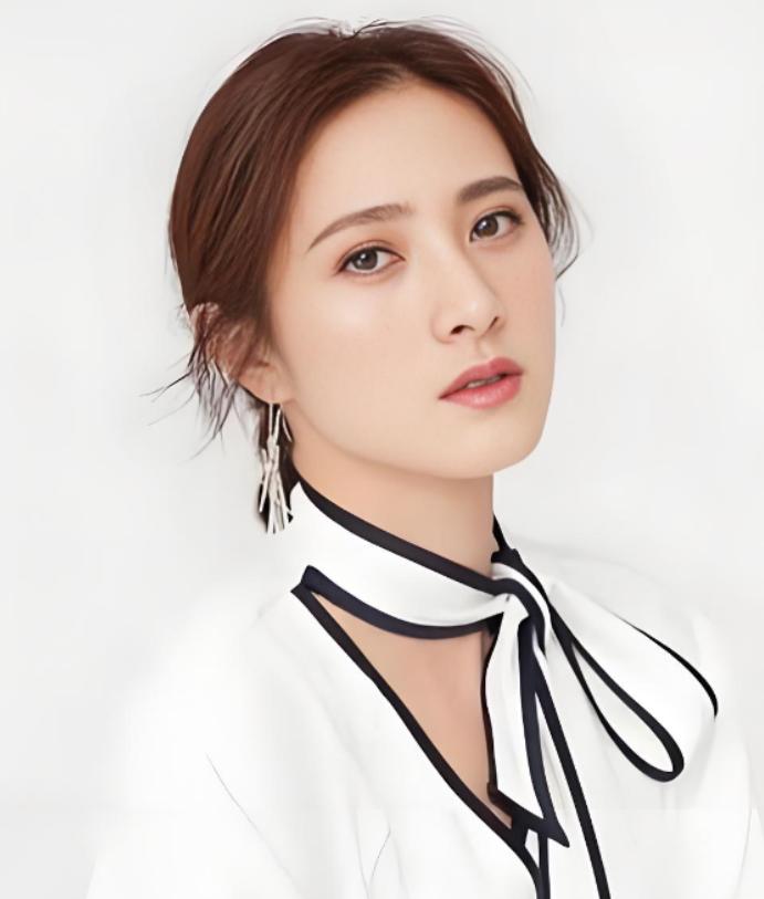 靳东当年被甩，原因就仨字：没房没车。中戏99级公认的金童玉女，一块排练，一块分吃