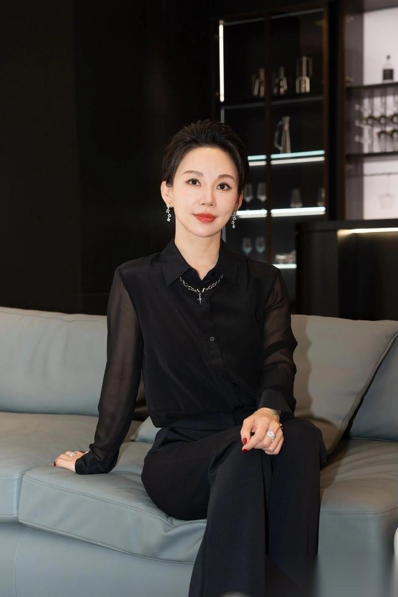 40岁身价8亿的美女，为何“无人敢娶”？潘晓婷的择偶标准，真的太高了吗？手握8