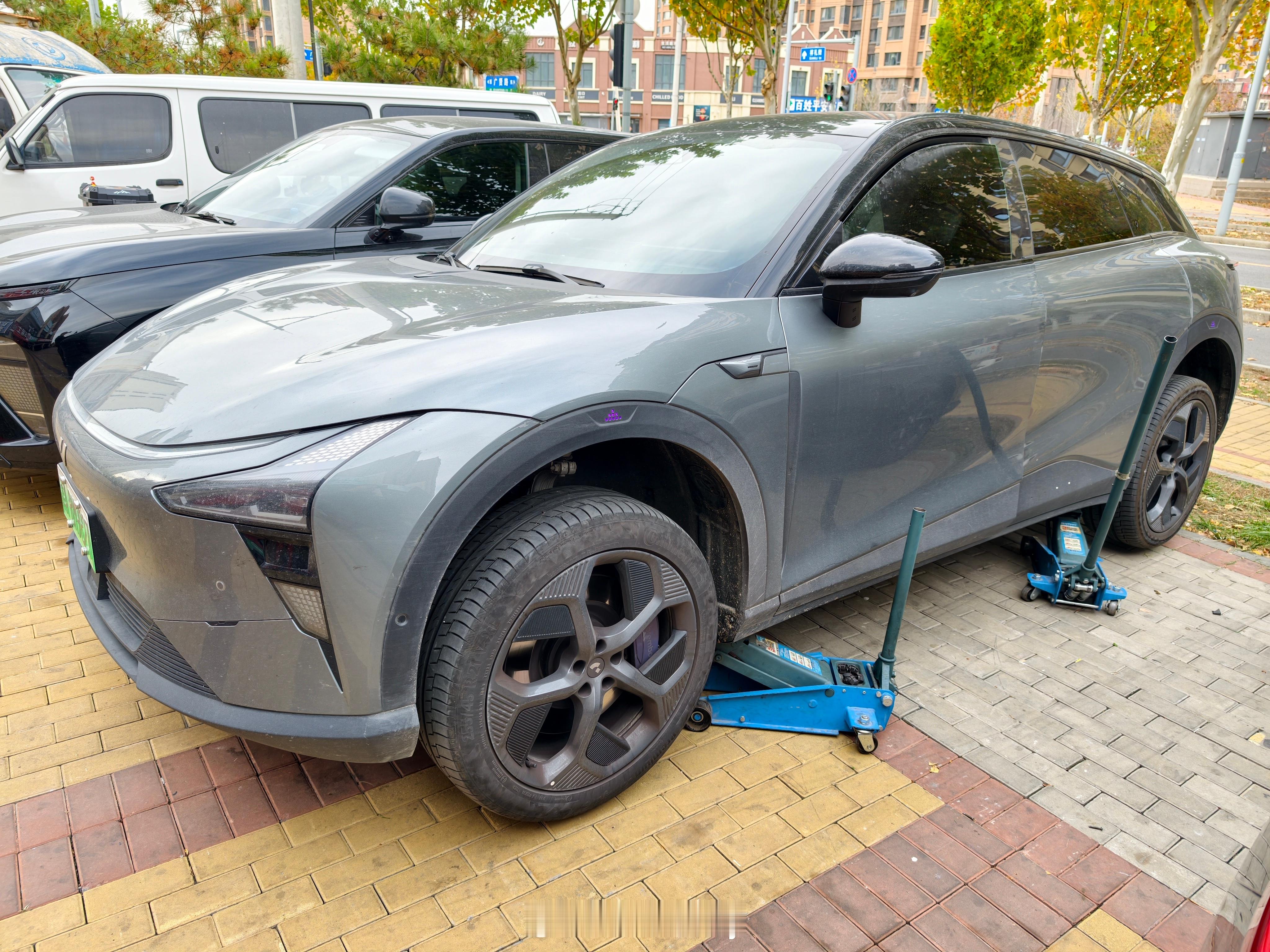 头一回换轮胎，选了个皮实耐造的。原厂马牌的价格能买俩，顺便把之前马路牙子磕碰的轮