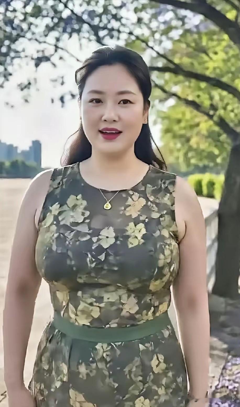 梅花引·堤畔闲行晴光柔，柳丝悠。堤畔清风拂素眸。碎花裙，淡温存，静立郊原