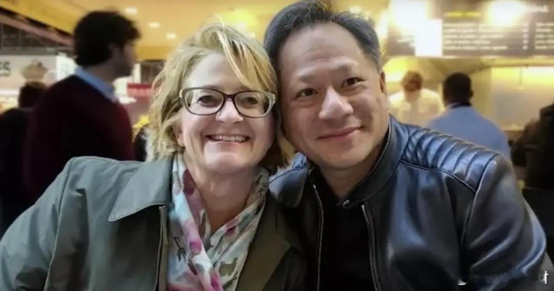 黄仁勋只结过一次婚，妻子是出生于1961年，长其两岁的LoriHuang。妻