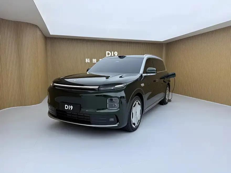带着30万预算去看6座SUV，本来主要关注理想L8和问界M9。路过零跑展台看到D