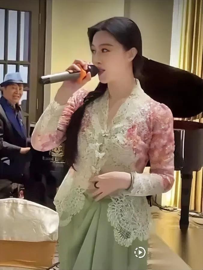 女神人设崩得太突然!本以为是风光大使结果成了酒局工具人?镜头里她捧着