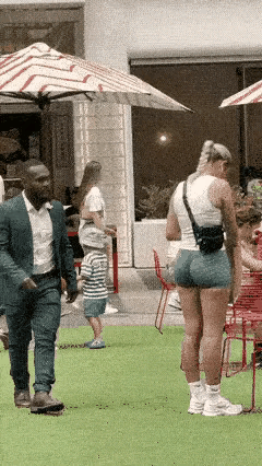 这老外到底定性为偷盗还是抢劫呢？老外的手法还是挺高的，警察来了，可能也定不了什么