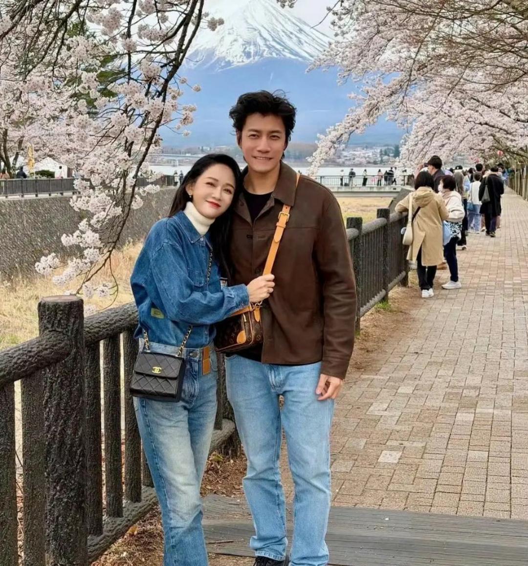 47岁陈乔恩和小9岁老公在东京庆生，各种穿搭不重样。她拍照时小鸟依人，看上去甚至