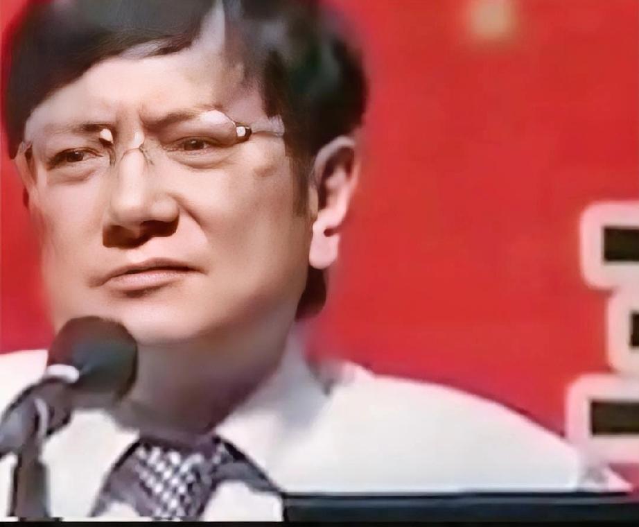 郑强教授最近惹事了，一句话直接把舆论场干翻。他公开抛出个论调：一个张雪机车的赛道