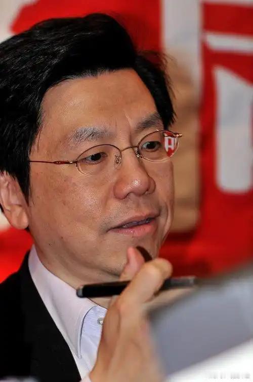 一位肿瘤科医生跟我说过一句特别扎心的话：“你们眼里那些豪车名表算什么啊？我病房