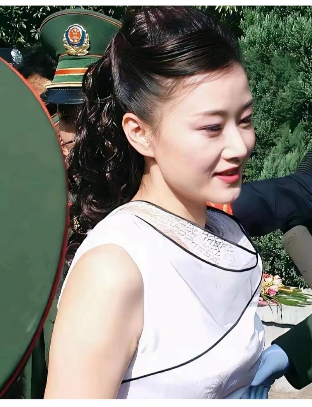 五官挺普通，怎么就是看着那么好看。