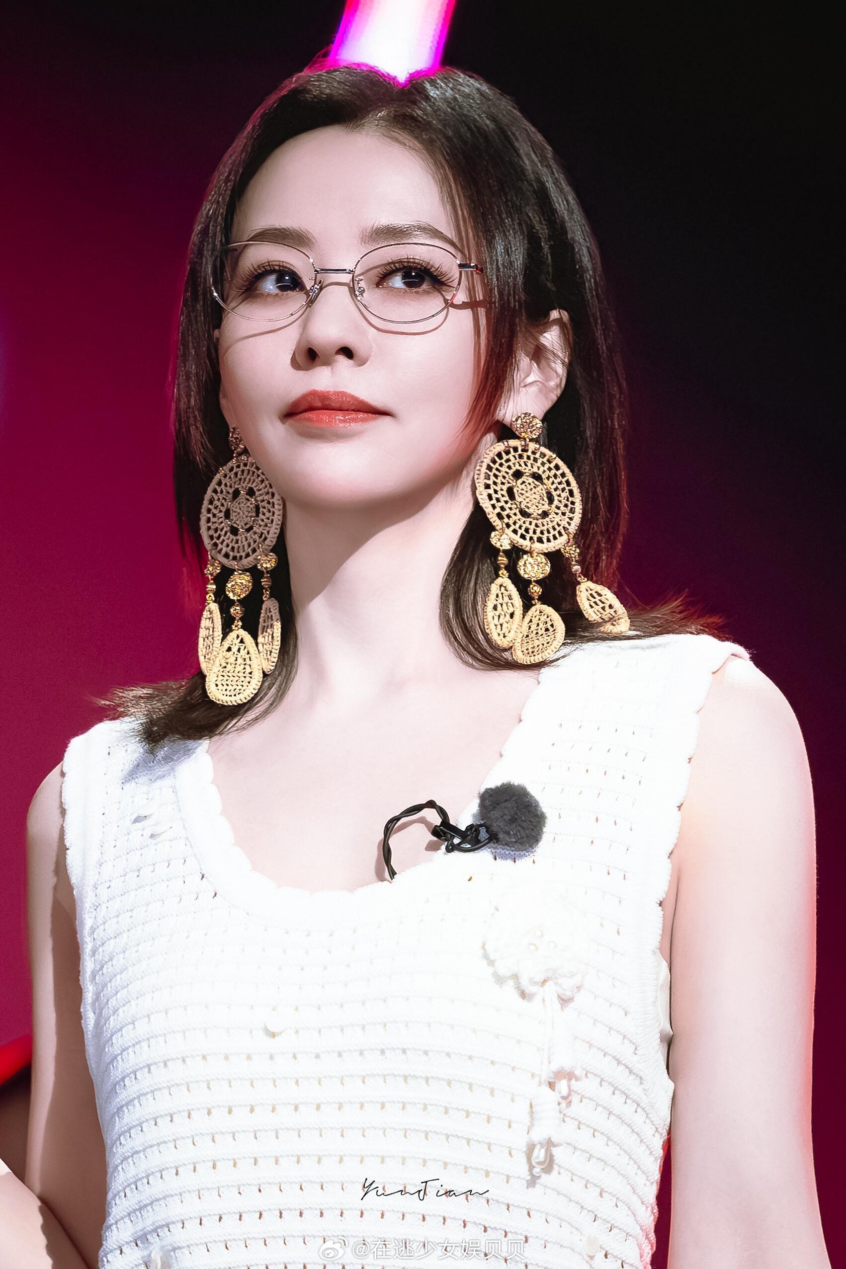 看张靓颖的极致反差感，可御可纯可欲可萌！