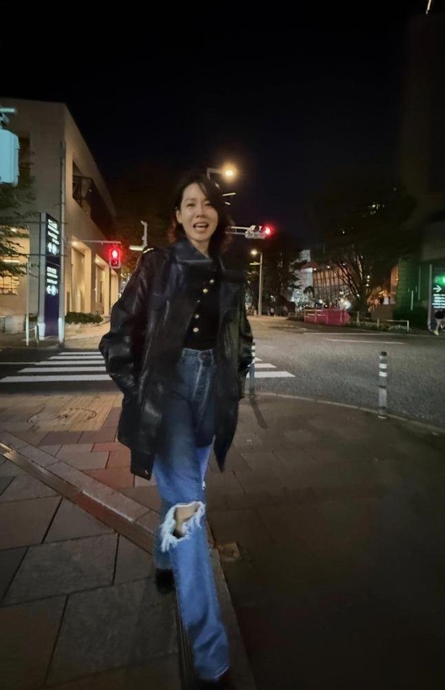 孙艺珍晒高尔夫球照，吐槽玄彬“广角怼脚拍”，结果墨镜倒影里全是破绽。照片里她站得笔直，球杆还没挥出去