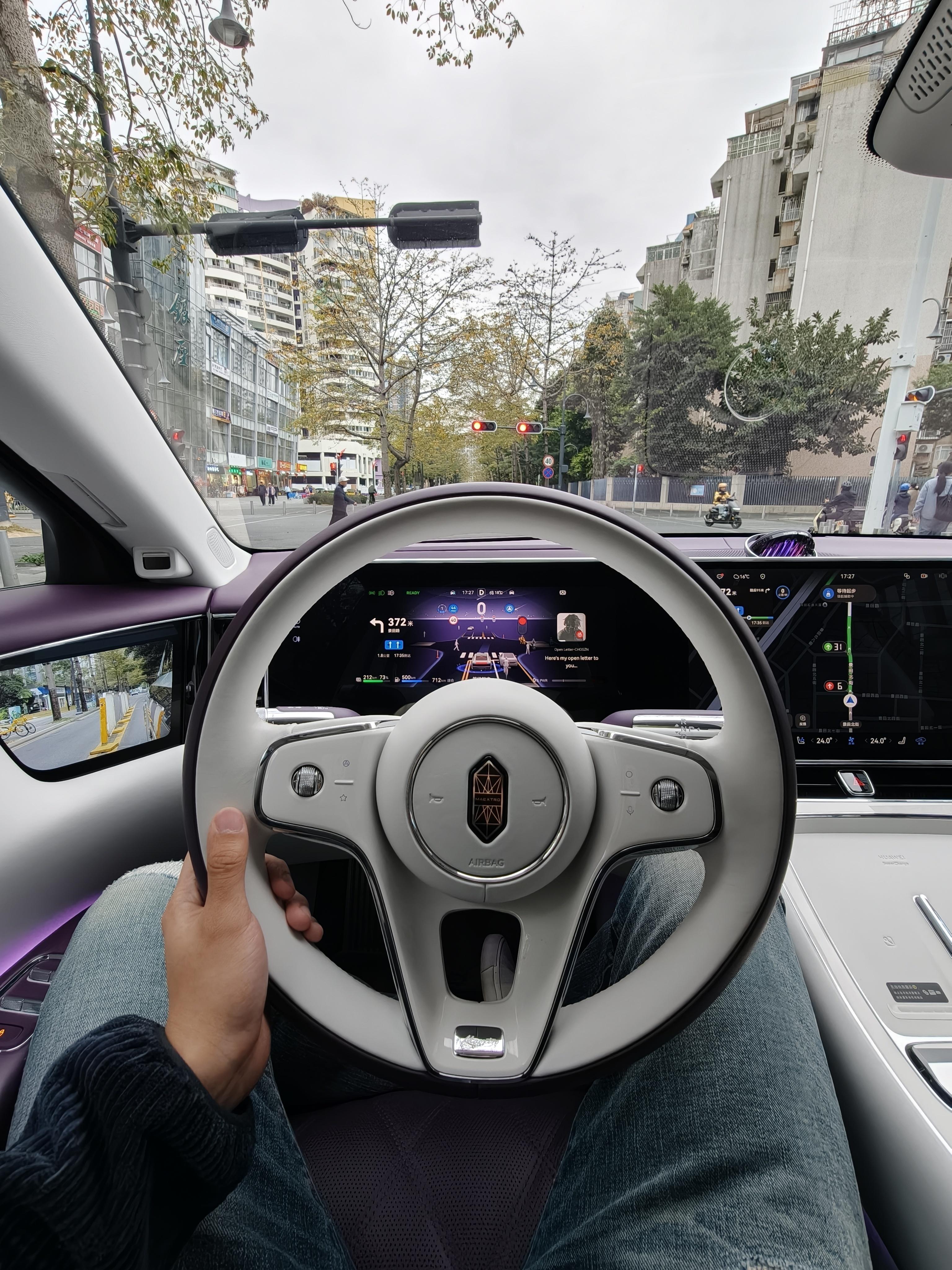 参加完了今年最后一场活动，摸到了荣耀MagicV6，这次的红色好看多了，而且荣