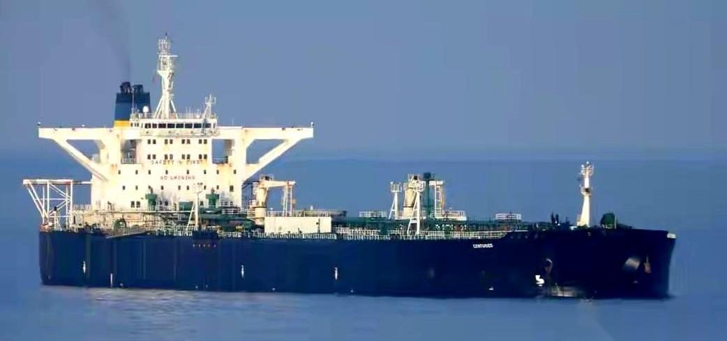 你敢信吗？就在刚刚，美军的船，被一艘油轮，直挺挺地给撞开了！人家油轮连刹车都没