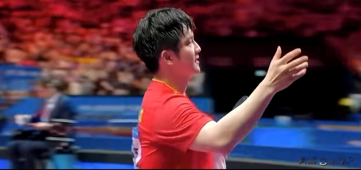樊振东卫冕后比1比2！复刻姆巴佩名场面，这波跨界致敬太圈粉全运会乒乓球决赛