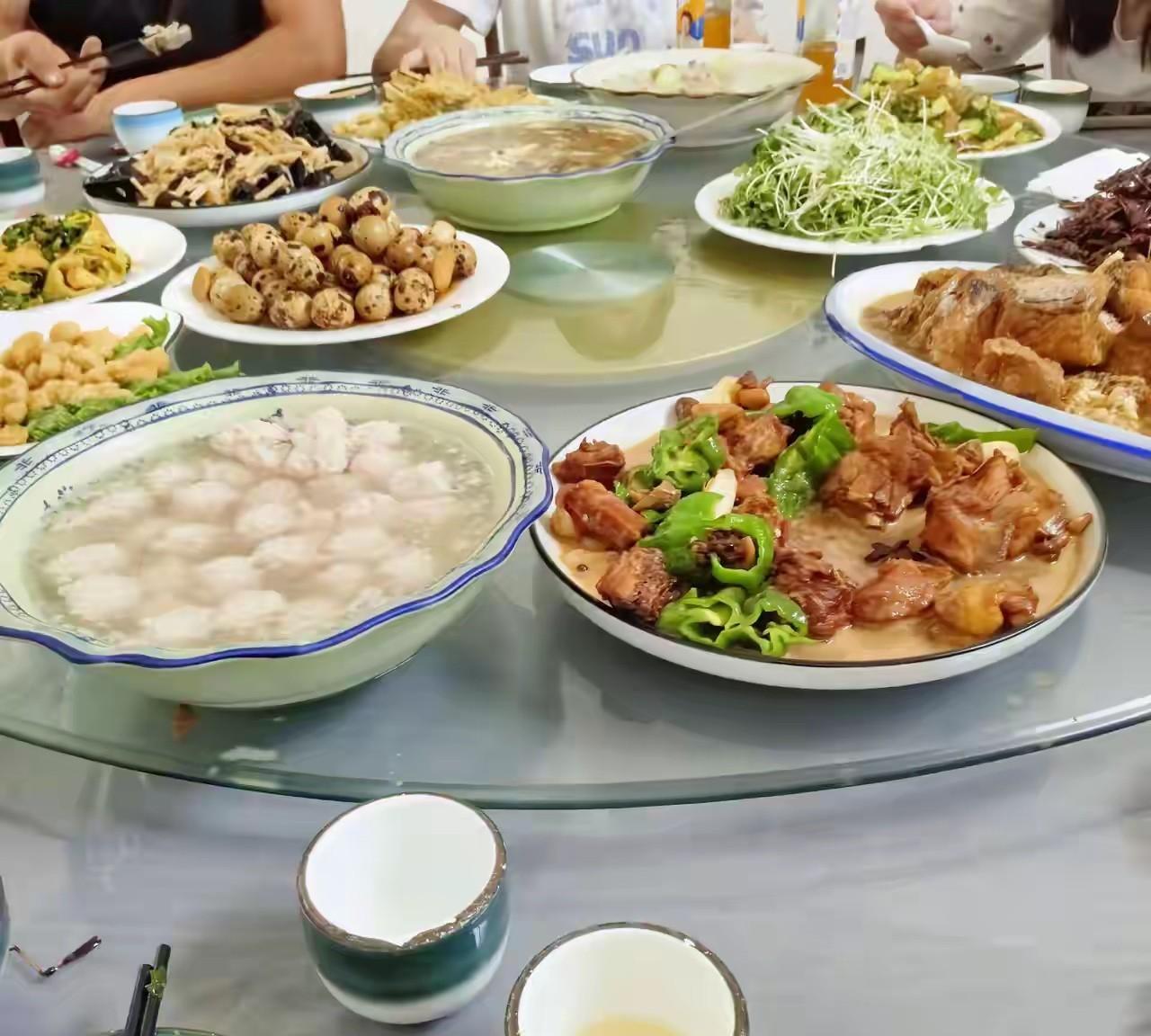 山东临沂的物价真的有这么低吗？13个菜一个汤，老板还送了面条，结账只花了200块