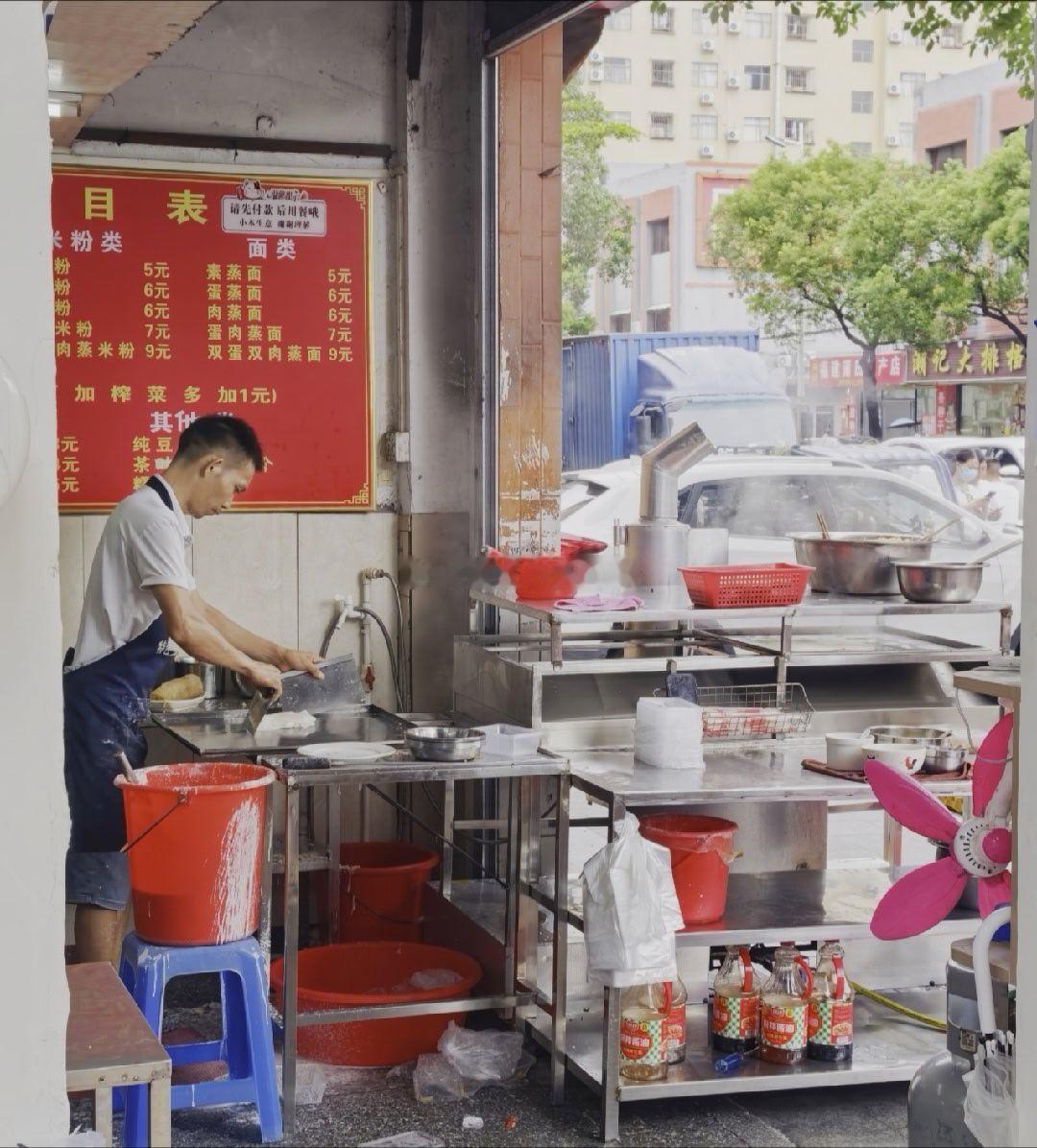 这应该是东莞最好吃的肠粉店之一了，每天早上都坐满人。他的秘制辣椒和香油好得使👍