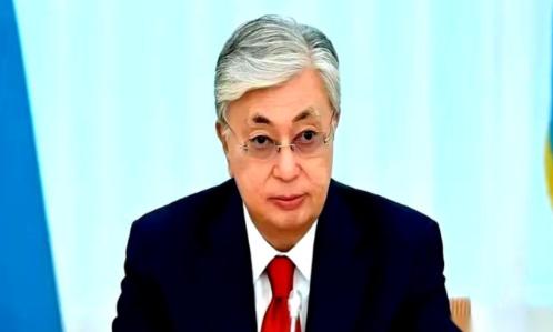 哈萨克斯坦的石油，有个毛病。家门口就是全世界最大的买家——中国，但它偏要把八成的