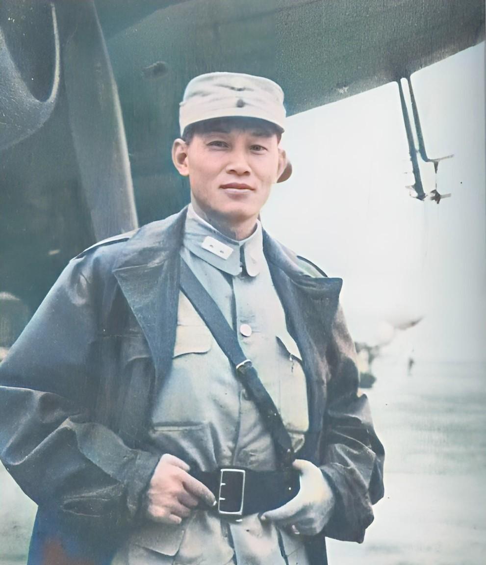 如果你们看到这张图片，请点个赞。他是抗日名将，也是中国远征军指挥官，在滇缅带领