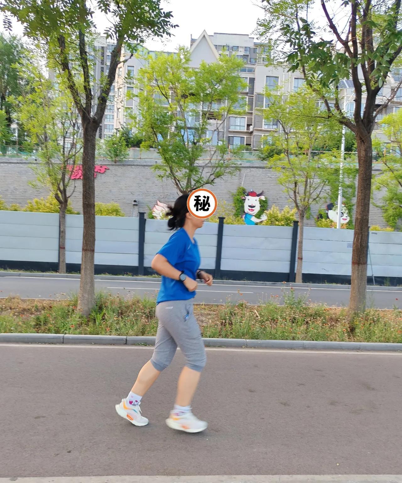 我的85跑友突然离世。今天早上，我在路口一直等，没见她来，以为有事耽误了，结果