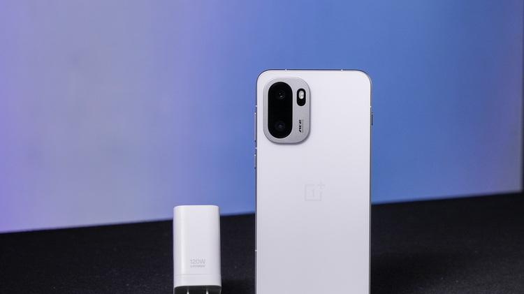 2025秋季手机快充技术大比拼：四张榜单揭秘充电效率真相