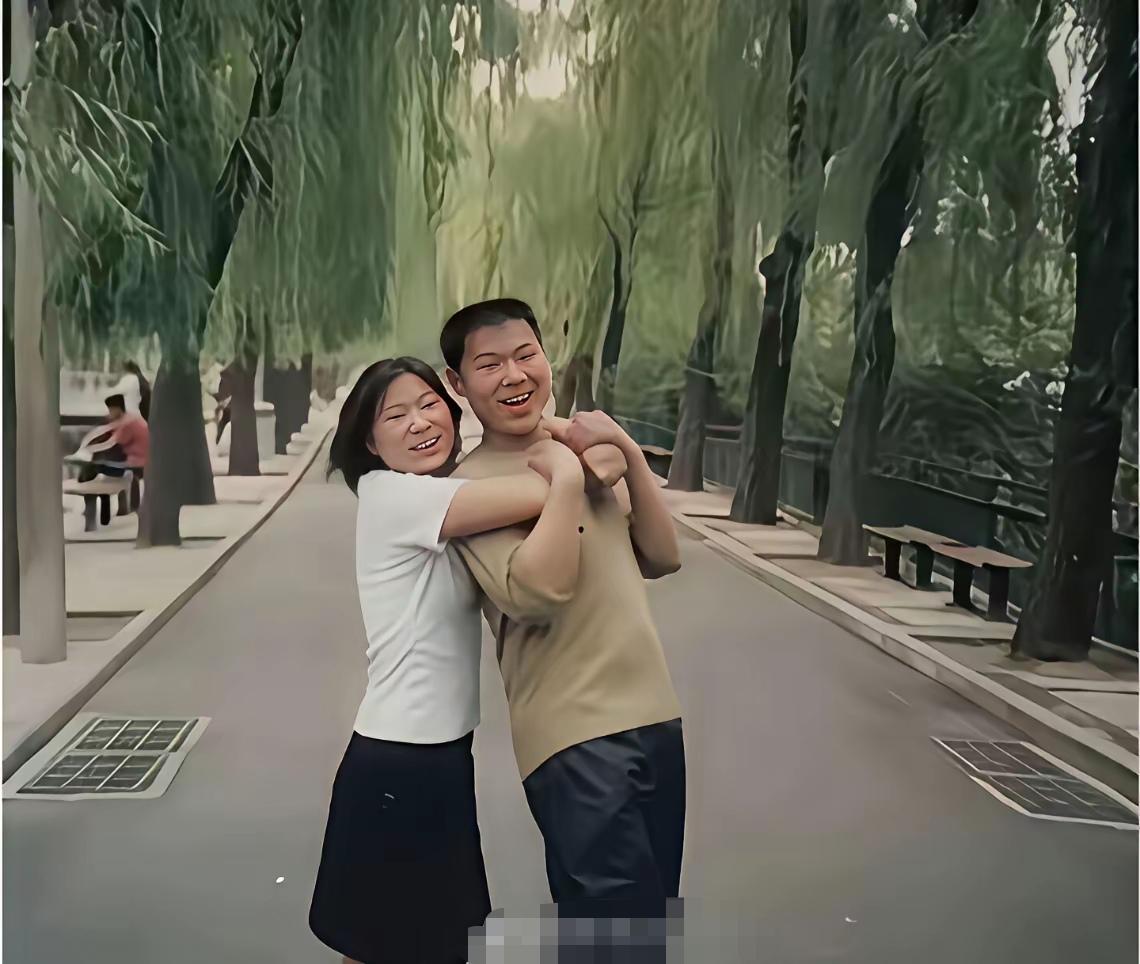 我刷到一张老照片：少年岳云鹏和五姐岳雅凝站在一棵柳树旁，笑得腼腆又开心。那时候，