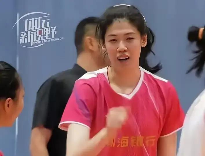 李盈莹现在人在意大利。试训不太顺，对方让她再歇两周看看伤。伤是实打实的。膝