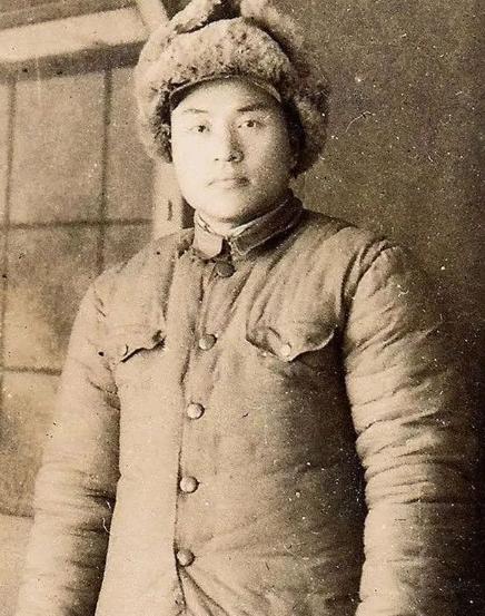 1942年，侦察股长凌少农，私下向日本人购买布料，对方说：“你看起来像军人？”凌