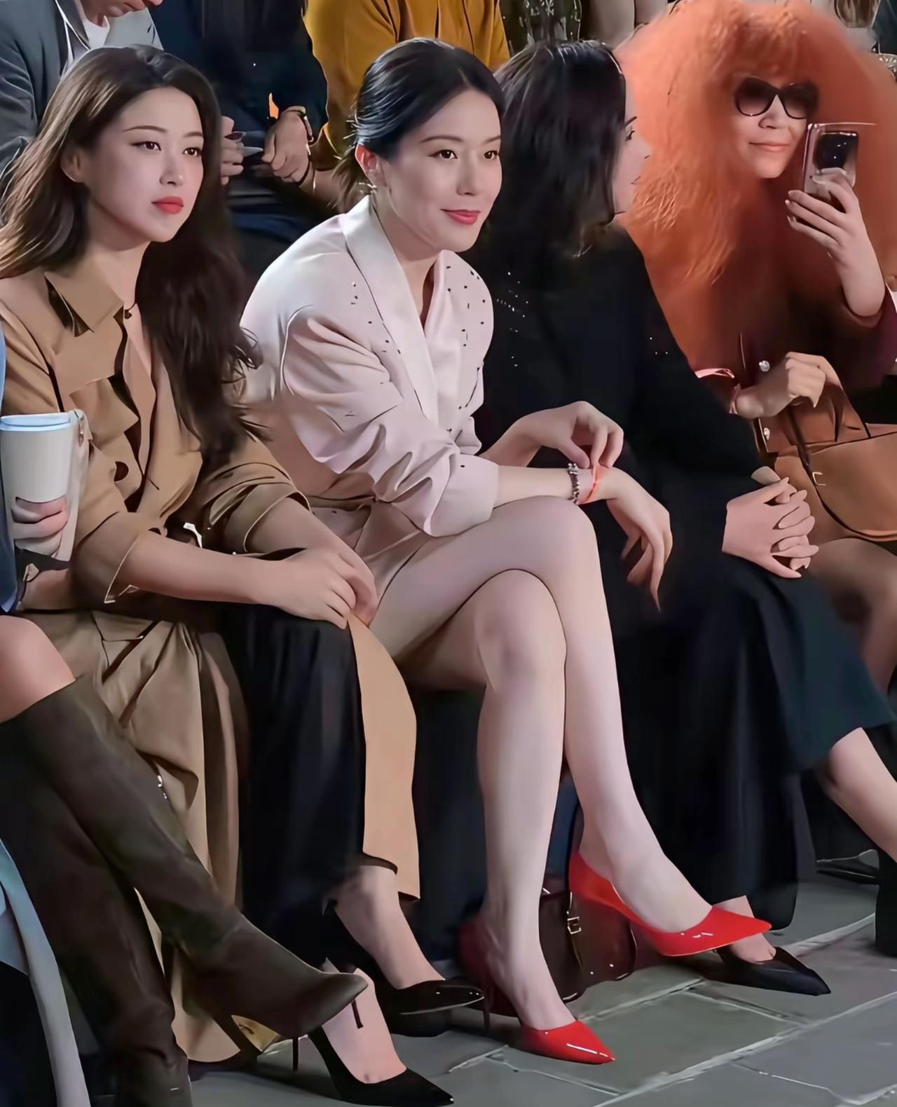 万万没想到中秋晚会观众席上，大家关注的不是千亿总裁老婆朱珠，不是央视主持人、蔚