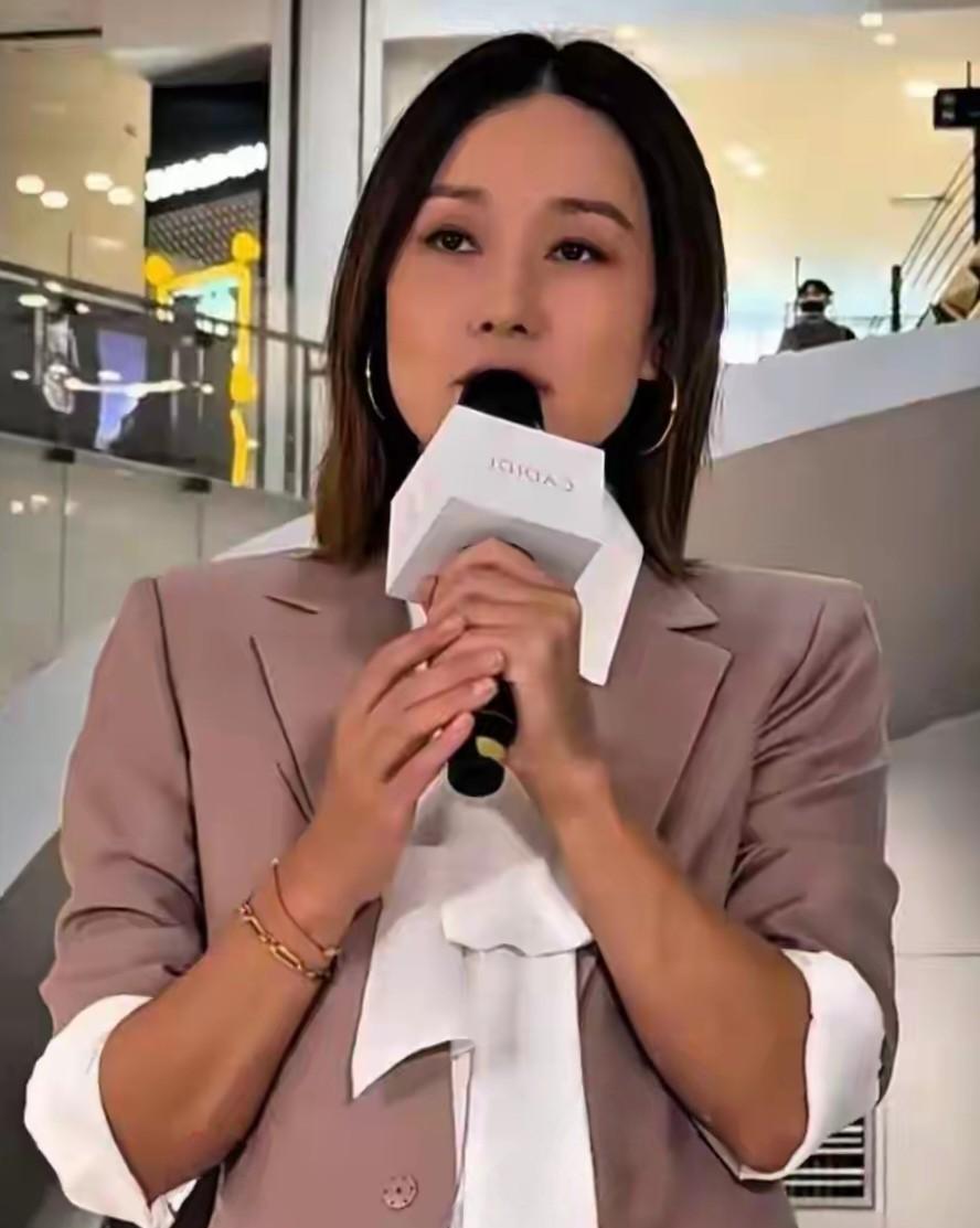 马伊利怎么会混成这样了？最近，她现身上海出席活动。她身着一套过气西装，松松垮
