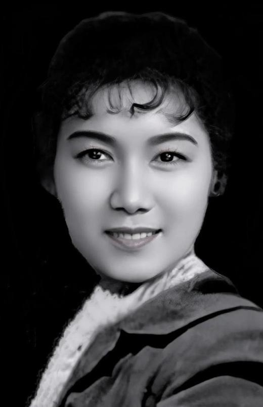 1952年的一天，齐白石已经快90岁了，他不知哪里来的力气，一把将25岁的新凤霞