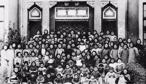 1937年，南京。十几个日本兵扒掉少女的衣服就要施暴。突然，一位美国女人冲过来，